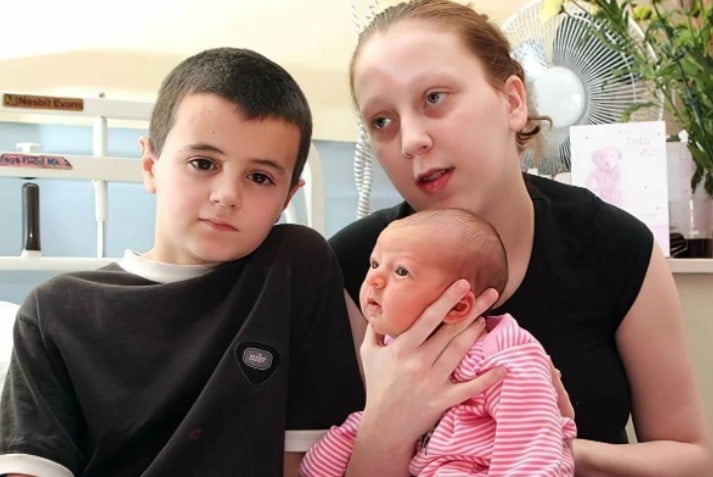 Grandir beaucoup trop vite : comment le garçonnet qui est devenu papa à l'âge de 13 ans se débrouille-t-il