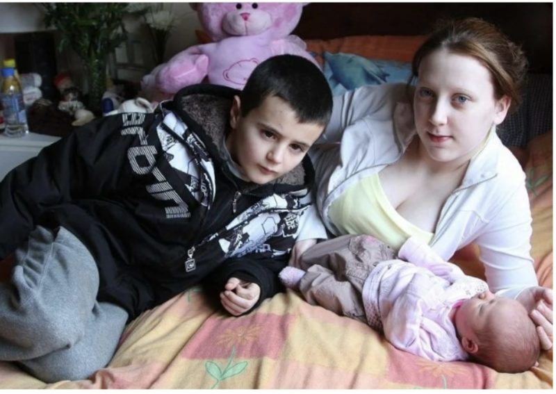 Grandir beaucoup trop vite : comment le garçonnet qui est devenu papa à l'âge de 13 ans se débrouille-t-il