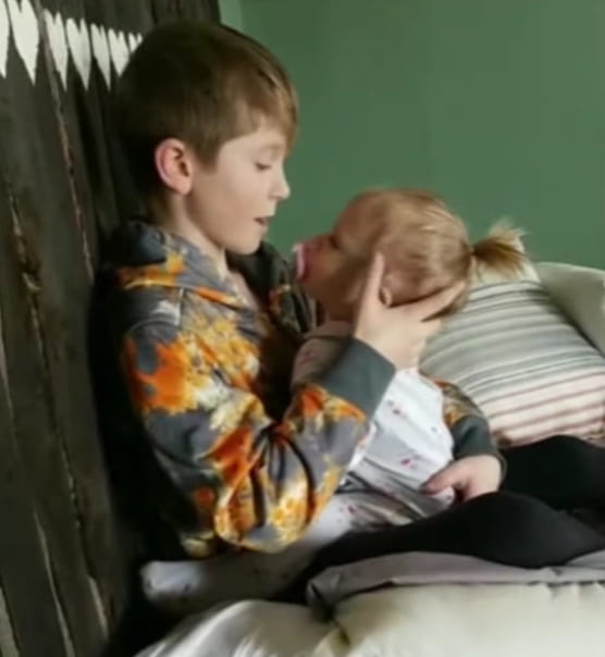 Un grand frère donne la sérénade à sa petite sœur en interprétant la chanson «Count On Me» (Compte sur moi)