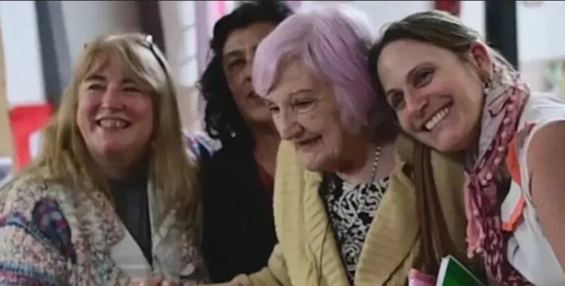 A 101 ans, cette mamie retourne à ses études pour tenter de passer son BAC "Elle est digne de nos encouragements"