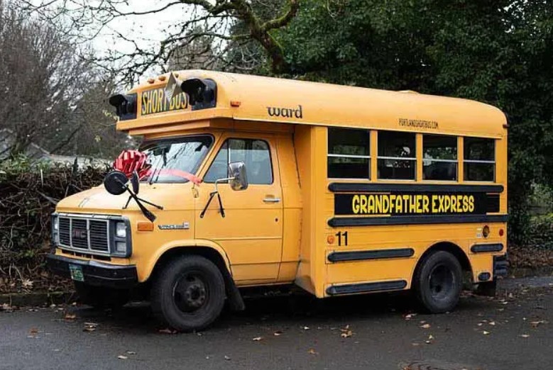 Un papi formidable achète un bus scolaire pour emmener ses 10 petits-enfants à l'école tous les jours