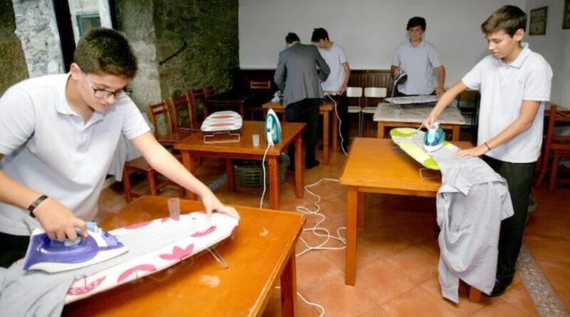 Cette école espagnole apprend aux garçons à cuisiner, à nettoyer et à repasser dans le cadre d'une initiative brillante