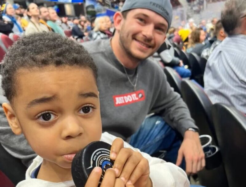 Après avoir sauvé le fils d'une femme d'un palet de hockey volant, les 3 sont réunis sur la glace après une vidéo virale