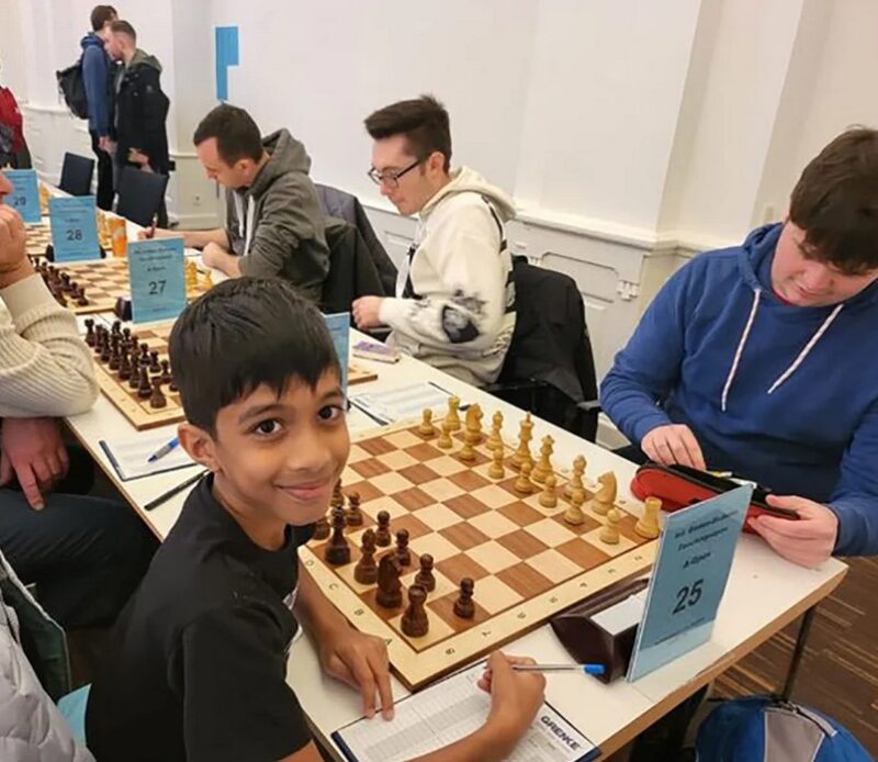 Un garçon de 8 ans devient le plus jeune joueur à vaincre un grand maître d'échecs : "Je me suis senti très bien"
