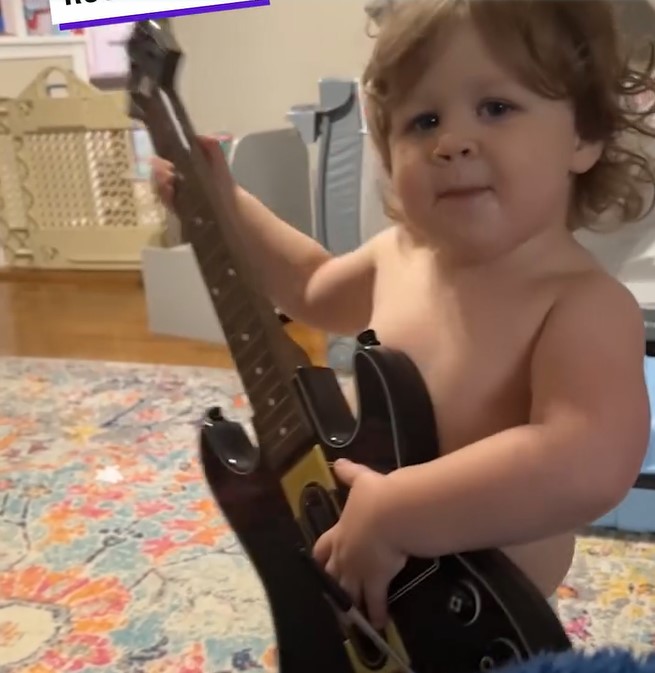 Précieux moment : l'adorable "Vous êtes mon rayon de soleil" d'un tout-petit fera fondre votre cœur