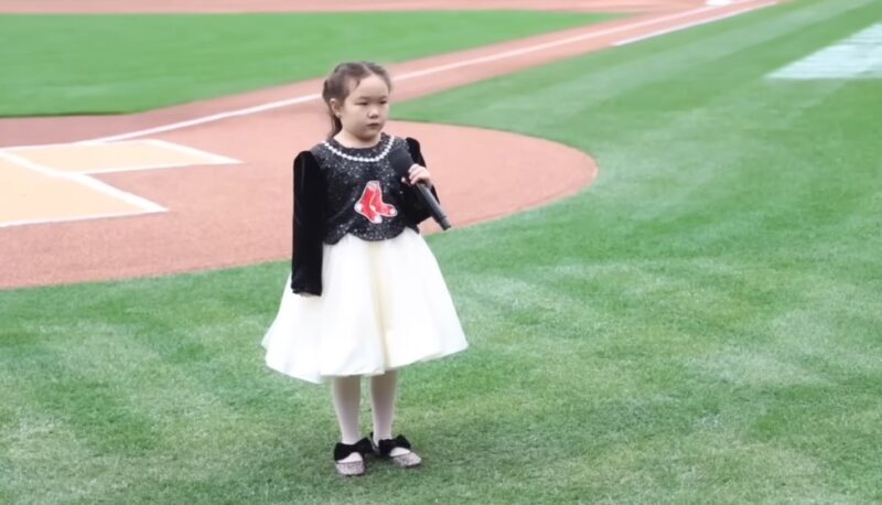 Mirabel Weston, cette enfant âgée de huit ans interprète l'hymne national de toutes ses forces