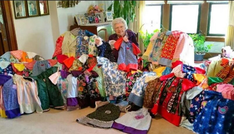 Une gentille mamie de 99 ans coud chaque jour des vêtements en faveur des enfants nécessiteux en Afrique