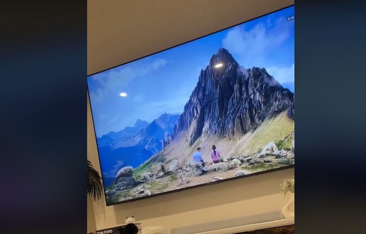 Un homme modifie astucieusement la publicité de sa petite amie pour lui faire la plus sournoise des demandes en mariage