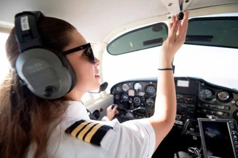 Pour financer ses études, elle vendait du maïs: Désormais, elle est pilote de ligne et accomplit son rêve