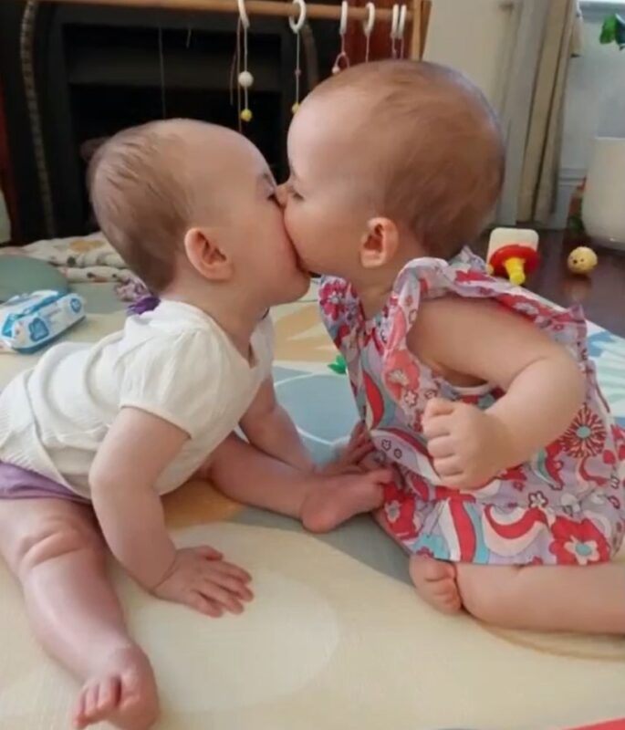 La petite chanceuse : une petite fille à qui l'on avait donné 30 minutes à vivre fête son premier anniversaire