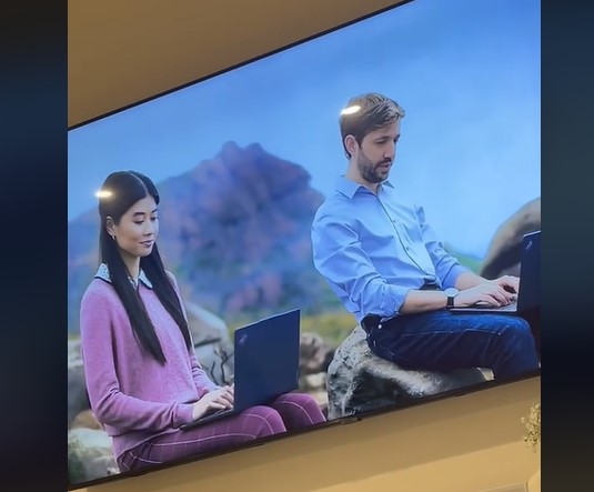 Un homme modifie astucieusement la publicité de sa petite amie pour lui faire la plus sournoise des demandes en mariage