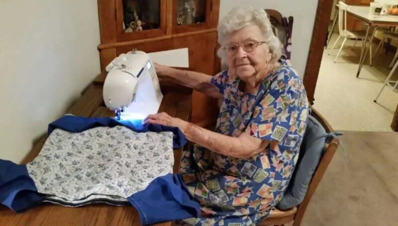 Une gentille mamie de 99 ans coud chaque jour des vêtements en faveur des enfants nécessiteux en Afrique