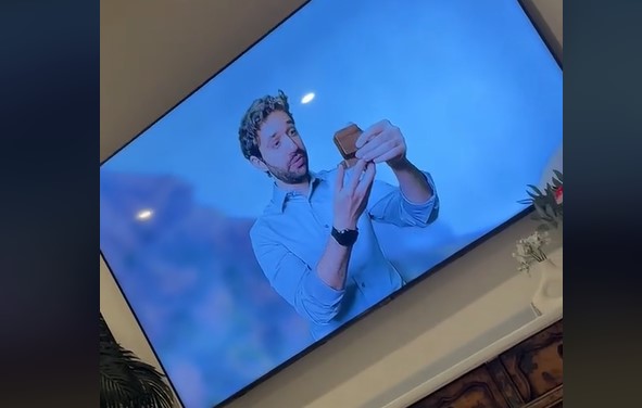 Un homme modifie astucieusement la publicité de sa petite amie pour lui faire la plus sournoise des demandes en mariage