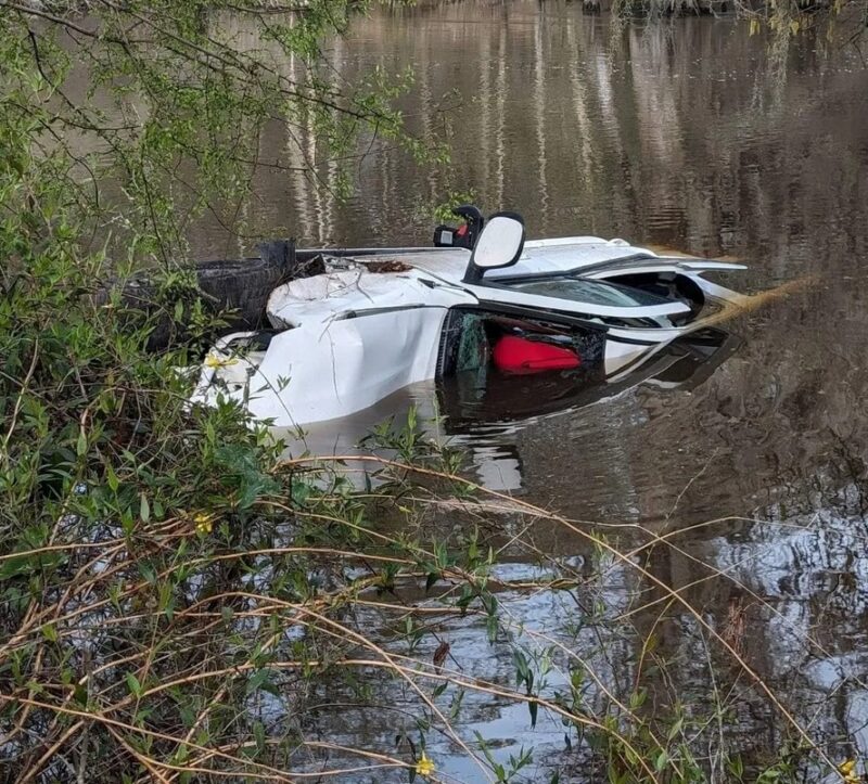 Les sœurs de la sororité sauvent une mère et ses enfants après que leur voiture est tombée d'un pont dans l'eau