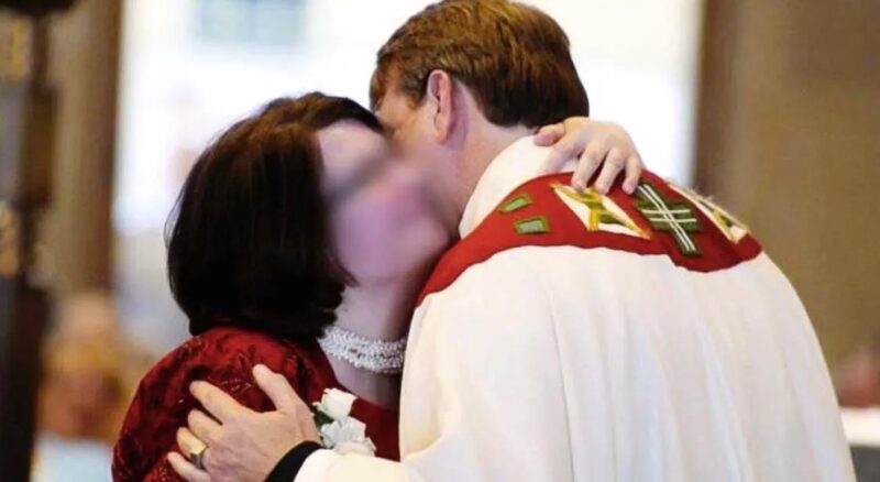 Après avoir trouvé l'amour, ce prêtre quitte l'église après 25 ans pour rejoindre la femme qu'il aime