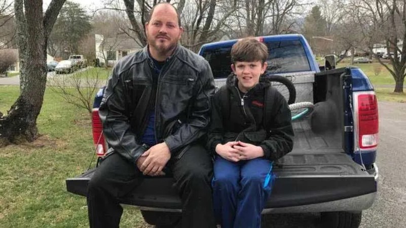 Un garçon de 10 ans est un tyran dans le bus scolaire, son père le force à courir jusqu'à l'école sous la pluie