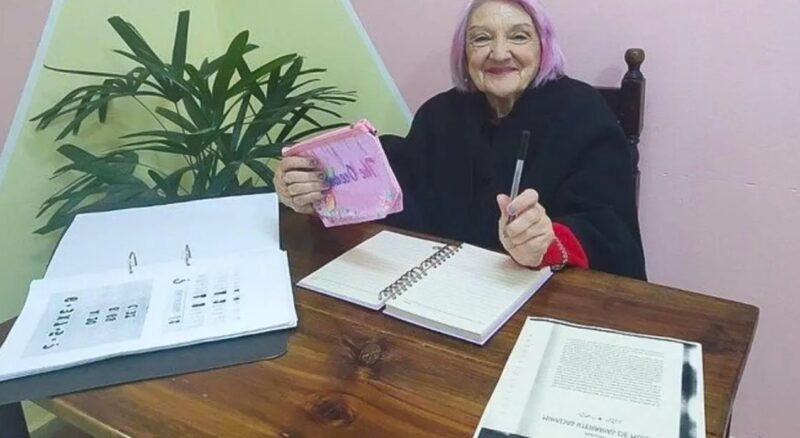 A 101 ans, cette mamie retourne à ses études pour tenter de passer son BAC "Elle est digne de nos encouragements"