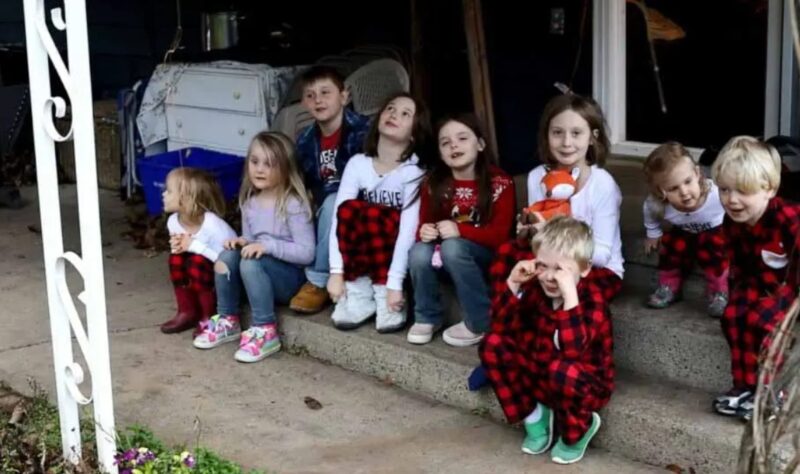 Un papi formidable achète un bus scolaire pour emmener ses 10 petits-enfants à l'école tous les jours