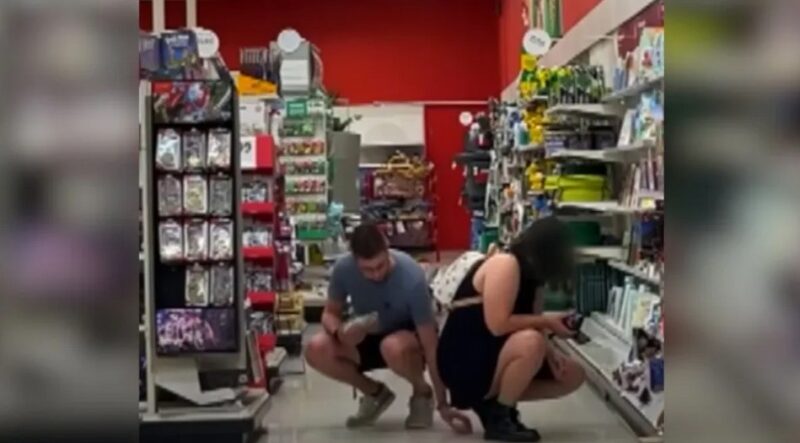 Une femme courageuse fait face à un voyeur à Target et le prend en flagrant délit sur la caméra