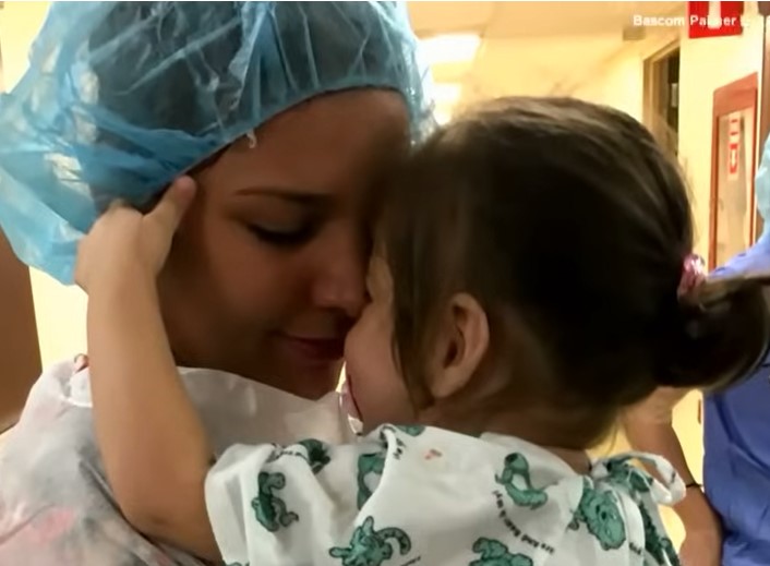 Un bambin aveugle voit sa maman pour la toute première fois dans une vidéo à faire fondre les sanglots