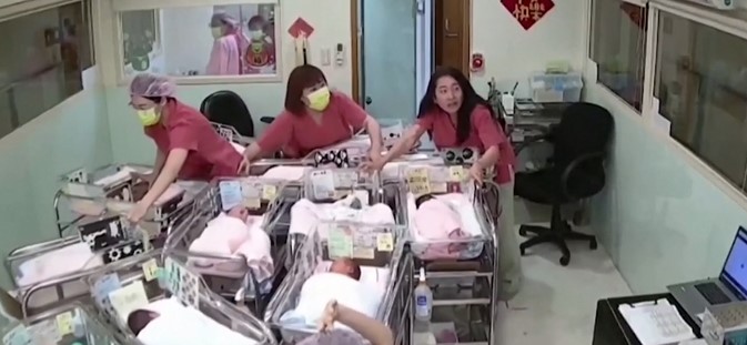 Le personnel hospitalier se précipite de manière désintéressée au secours des nouveau-nés lors du tremblement de terre à Taïwan