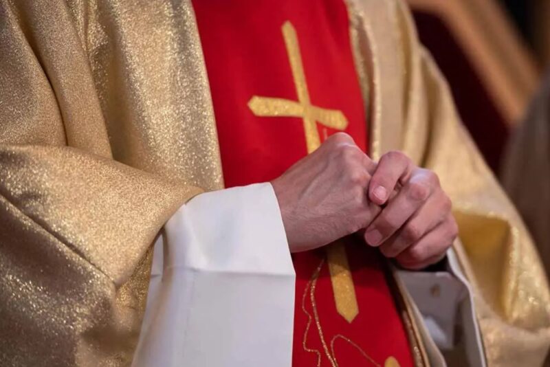 Après avoir trouvé l'amour, ce prêtre quitte l'église après 25 ans pour rejoindre la femme qu'il aime