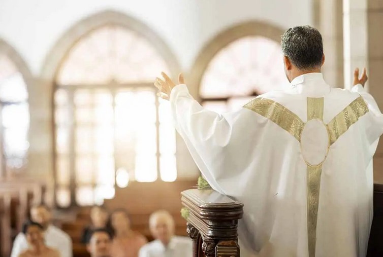 Après avoir trouvé l'amour, ce prêtre quitte l'église après 25 ans pour rejoindre la femme qu'il aime