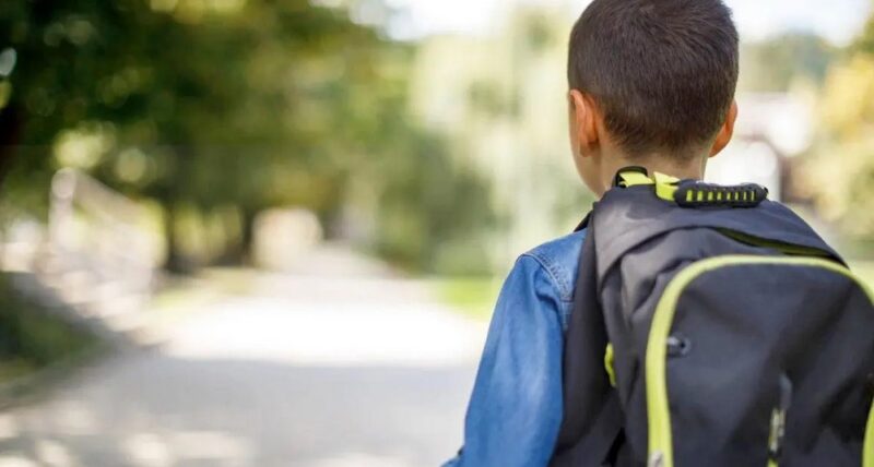 Une formidable leçon de vie : Un papa apprend à son fils à respecter les autres grâce à une action de punition exemplaire