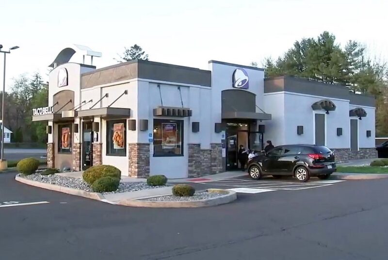 Le manager de TacoBell pratique la réanimation cardio-pulmonaire sur un bébé inanimé qui s'était garé devant le drive-in