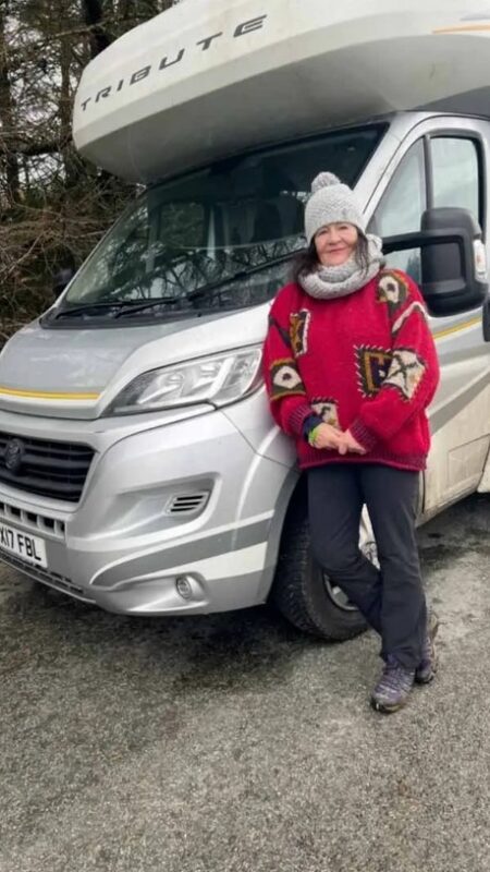 Une femme de 63 ans a tout laissé tomber pour le camping-car : "Pas de loyer et j'ai regagné ma liberté"