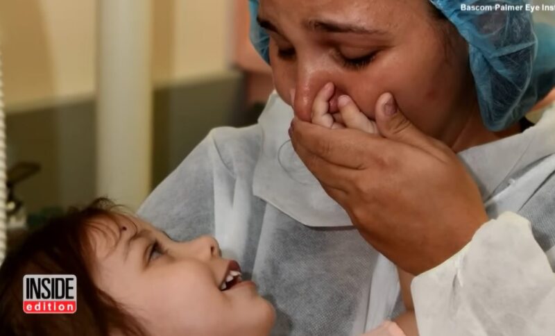 Un bambin aveugle voit sa maman pour la toute première fois dans une vidéo à faire fondre les sanglots