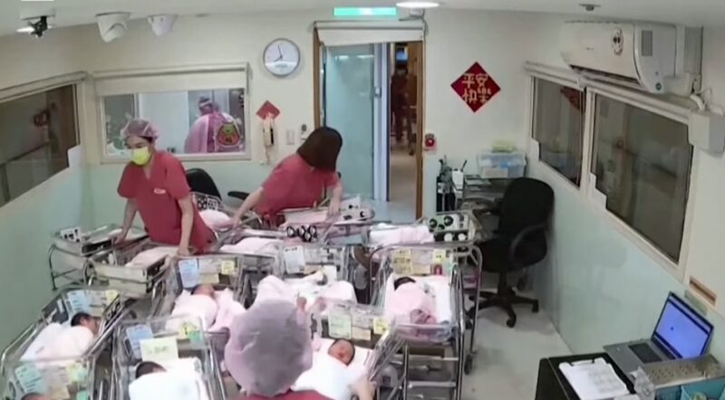 Le personnel hospitalier se précipite de manière désintéressée au secours des nouveau-nés lors du tremblement de terre à Taïwan