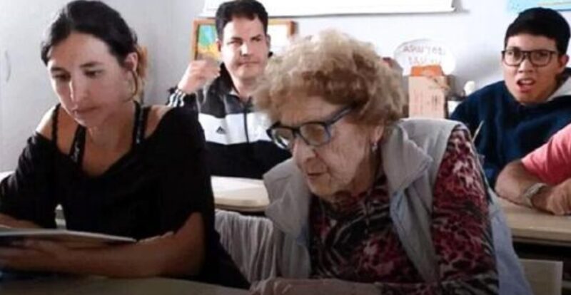 Cette mémé de 99 ans a repris ses études : "pour elle, il n'est jamais trop tard pour apprendre"