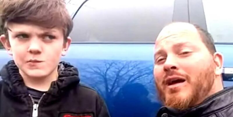 Un garçon de 10 ans est un tyran dans le bus scolaire, son père le force à courir jusqu'à l'école sous la pluie