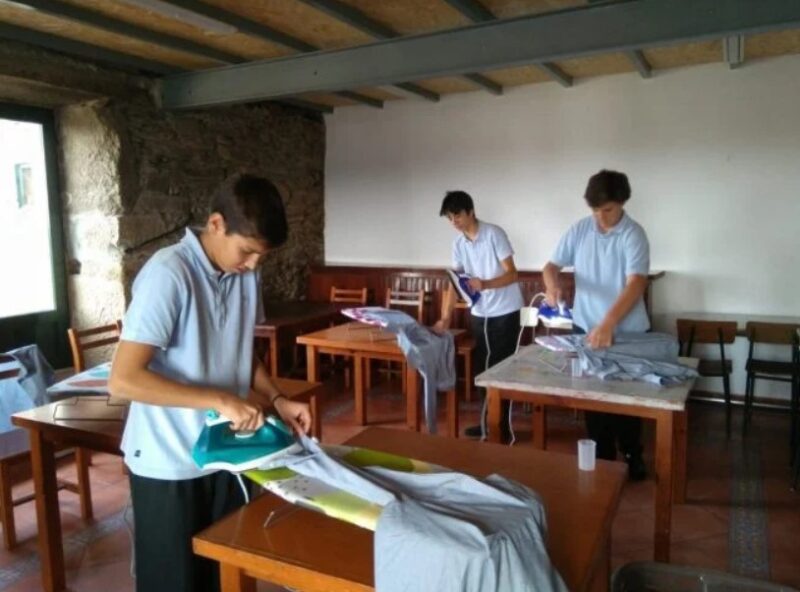 Cette école espagnole apprend aux garçons à cuisiner, à nettoyer et à repasser dans le cadre d'une initiative brillante
