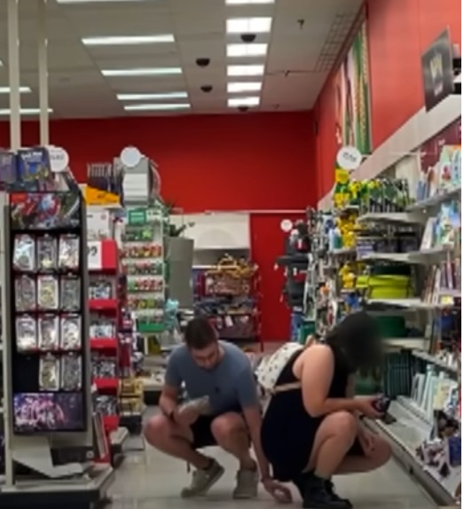 Une femme courageuse fait face à un voyeur à Target et le prend en flagrant délit sur la caméra
