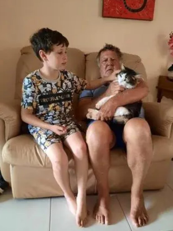 Liam, âgé de 8 ans, s'occupe de ses arrière-grands-parents : Une belle leçon de solidarité entre les générations