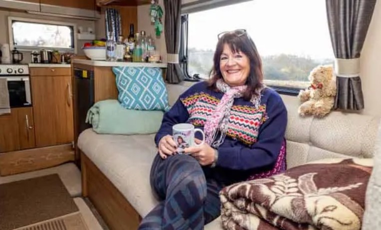 Une femme de 63 ans a tout laissé tomber pour le camping-car : "Pas de loyer et j'ai regagné ma liberté"