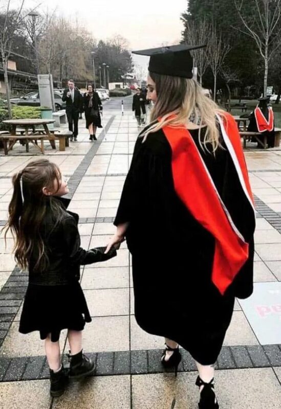 Le parcours impressionnant de Rachael Campey : Une maternité à l’âge de 14 ans et des études couronnées de succès