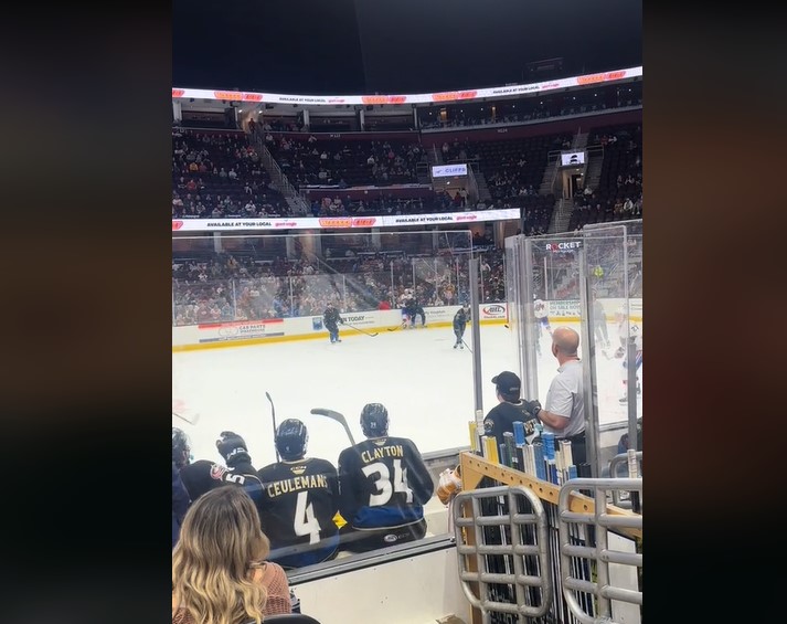 Après avoir sauvé le fils d'une femme d'un palet de hockey volant, les 3 sont réunis sur la glace après une vidéo virale