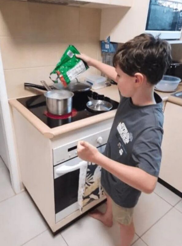 Liam, âgé de 8 ans, s'occupe de ses arrière-grands-parents : Une belle leçon de solidarité entre les générations