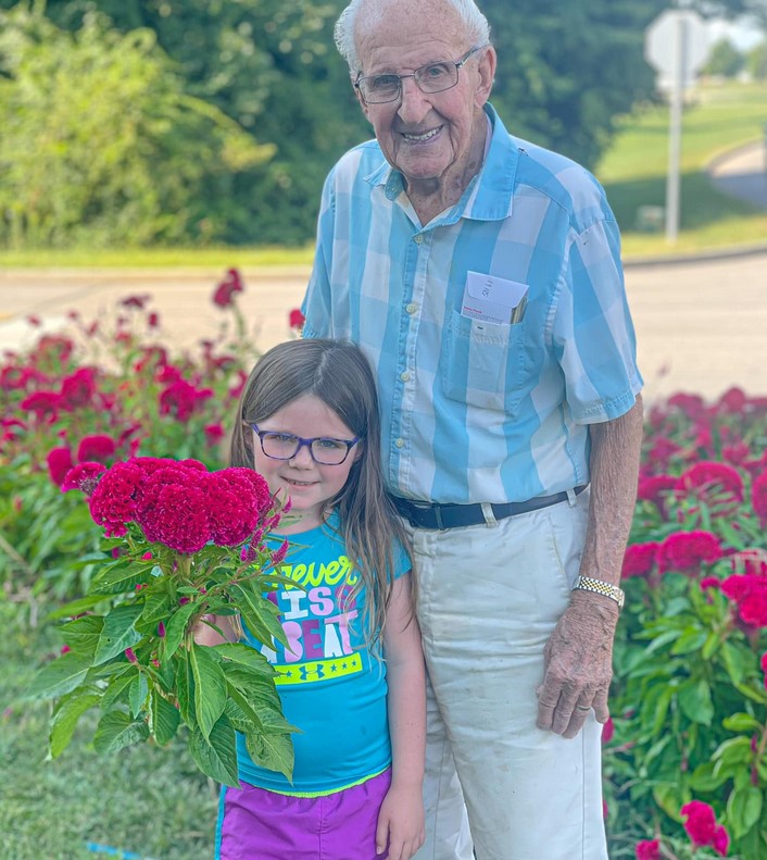 Un papy de 94 ans cultive depuis environ 40 ans un jardin de fleurs exceptionnel pour les noces de sa petite-fille