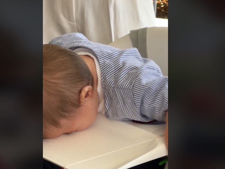 Un bébé "grincheux" n'est pas impressionné par la fête de son premier anniversaire dans une vidéo virale