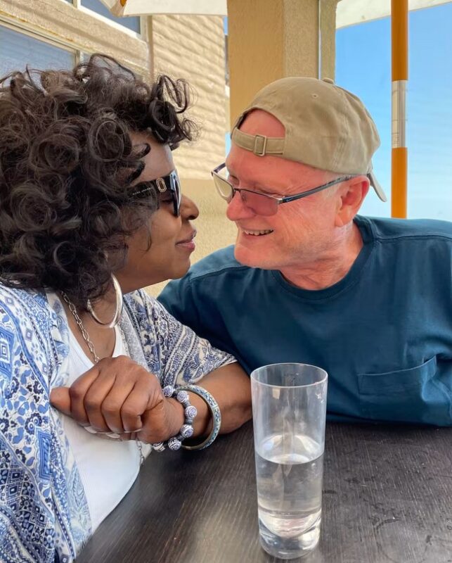 Ils se sont mariés dix ans après la légalisation du mariage interracial: aujourd'hui, leur histoire d'amour fait sensation sur le web