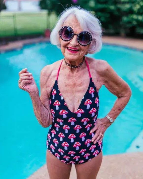 À 94 ans, cette grand-mère ne se fiche pas de ce que pensent les autres et s'habille comme elle le souhaite