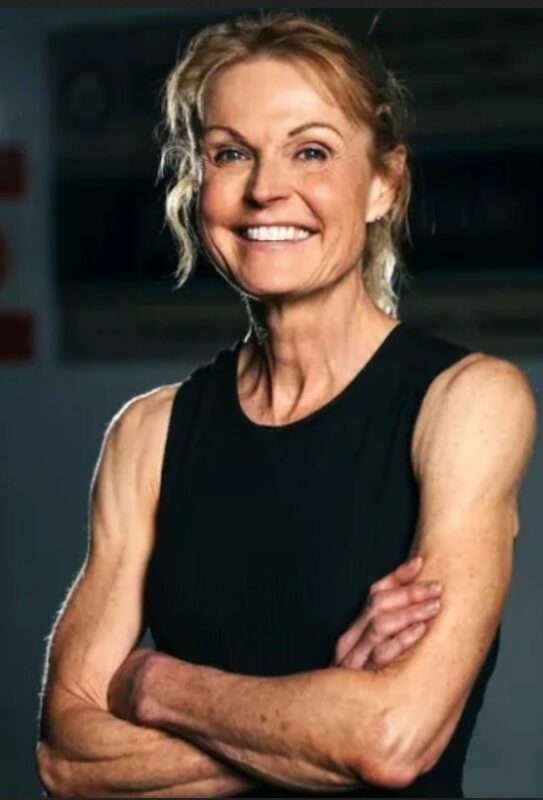 À l'âge de cinquante-neuf ans, cette super mamie bat le record du monde d'entraînement de gainage