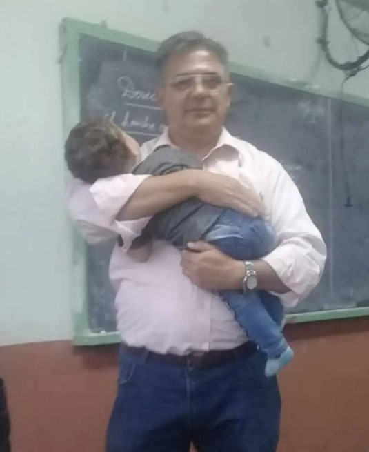 Un enseignant garde le bébé d'une étudiante durant les cours pour qu'elle puisse suivre les cours