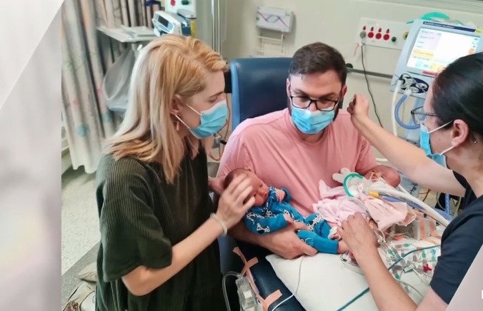 La petite chanceuse : une petite fille à qui l'on avait donné 30 minutes à vivre fête son premier anniversaire