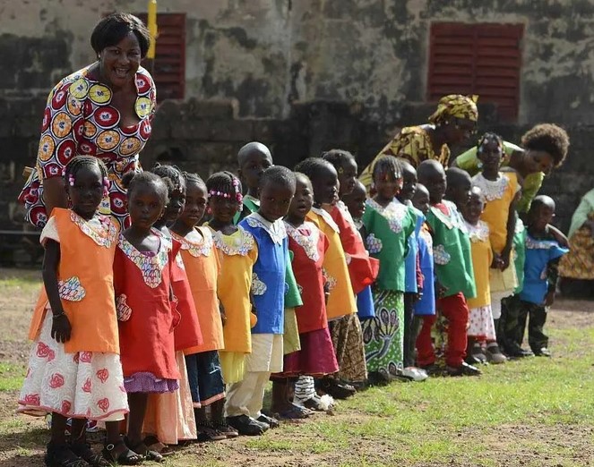 Une gentille mamie de 99 ans coud chaque jour des vêtements en faveur des enfants nécessiteux en Afrique