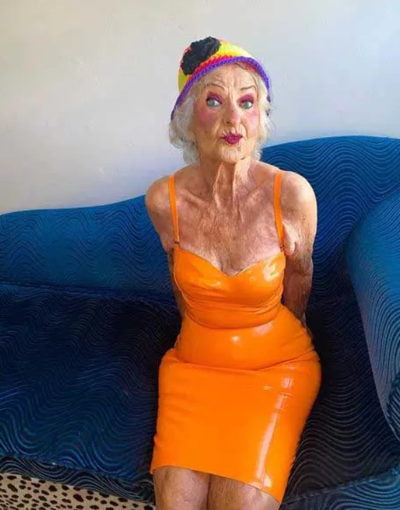 À 94 ans, cette grand-mère ne se fiche pas de ce que pensent les autres et s'habille comme elle le souhaite